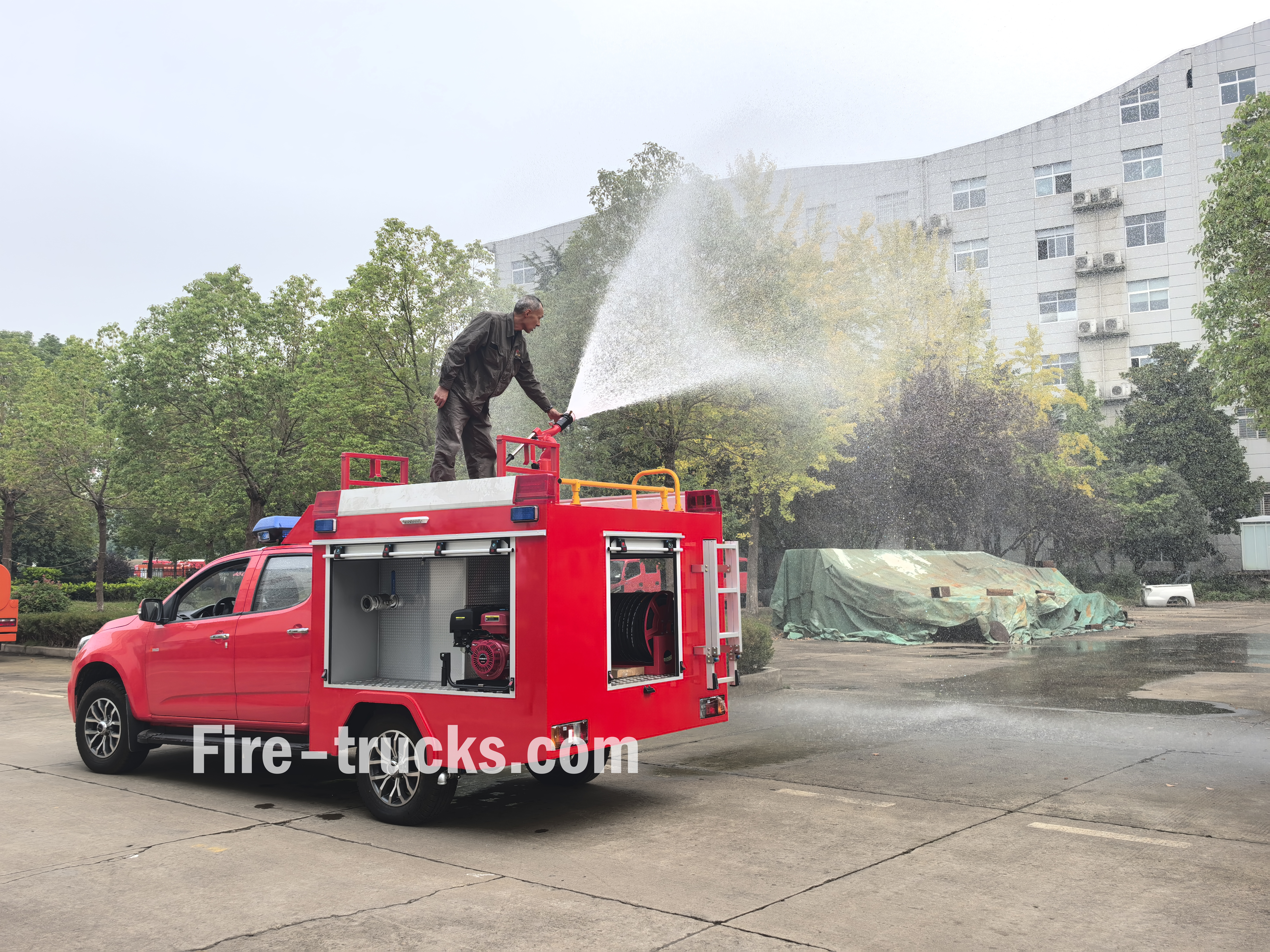 Isuzu 4x4 all wheel drive foam fire truck