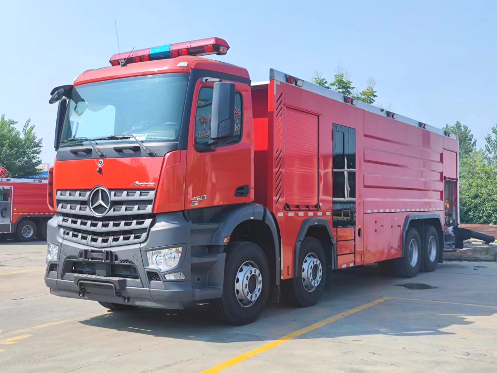 サウジアラビア ベンツ・アクトロス 580馬力 重泡消防車